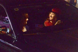 Phương Trinh khoe xe tiền tỷ, Tóc Tiên nóng mắt