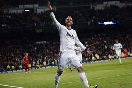 Thoát bóng Ronaldo, Higuain giúp Real đại thắng