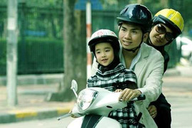 Xử phạt phụ huynh không đội MBH cho trẻ em