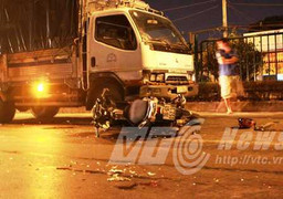 Liều lĩnh đi ngược chiều, xe máy bị ô tô nghiền nát