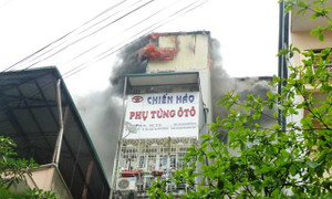 Hà Nội: Nhà 7 tầng bốc cháy ngùn ngụt giữa chợ Giời