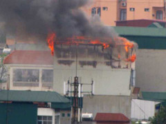 Clip: Nhà 7 tầng bốc cháy ngùn ngụt sát chợ Giời Hà Nội