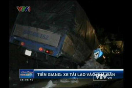 Video: Xe tải húc tung nhà dân, 1 người thiệt mạng