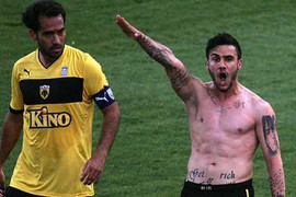 Ăn mừng phản cảm, cấm cửa đội tuyển trọn đời