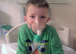 Cậu bé phải ngủ trên giường rung mới sống được