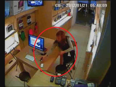 Clip: 2 thiếu nữ sành điệu lao vào cửa hàng trộm iPhone