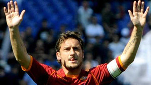 Xem Totti thi triển tuyệt kỹ chuyền bóng không cần nhìn