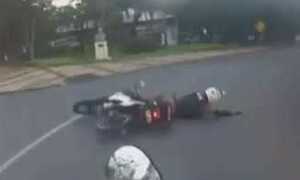 Lướt môtô trên phố, 2 cảnh sát đồng loạt ngã gãy chân