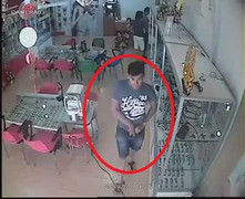 Clip: Nam thanh nữ tú vào shop trộm đồ, nhét cạp quần