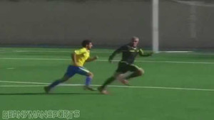 Cầu thủ nổi khùng, đuổi trọng tài chạy quanh sân