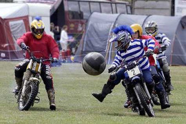 Thủ môn chơi bẩn, nhảy xe ôm về giữ khung thành