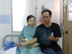 Hạnh phúc người bố đầu tiên VN có một lúc 5 đứa con