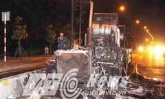 Nổ lớn, đầu kéo Container cháy ngùn ngụt trong đêm