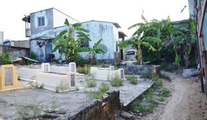 Éo le gia đình 13 năm sống chung với mồ mả