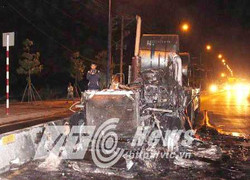 Kinh hoàng xe container cháy rụi giữa phố