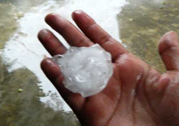 Video: Lốc xoáy kèm mưa đá chưa từng có ở Quảng Nam