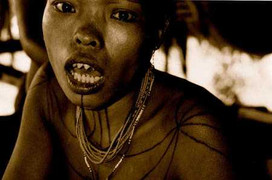 Ở nơi đàn ông mê mẩn phụ nữ răng nhọn hoắt