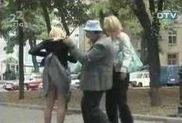 Sự cố đỏ mặt của hàng loạt phụ nữ giữa phố