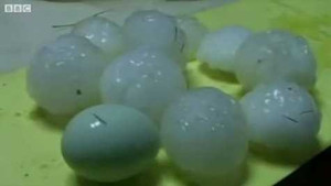 Clip: Mưa đá to như trứng vịt dội xuống Trung Quốc