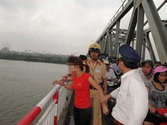 Hà Nội: Cô gái thuê taxi lên cầu Chương Dương tự tử