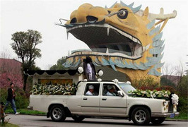 Lễ tang siêu xa hoa bí thư làng giàu nhất Trung Quốc