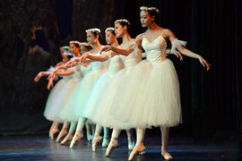 Ngắm nữ sinh xinh đẹp trường múa khổ luyện