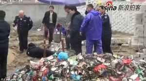 Trung Quốc: Dân dùng cuốc bổ vào đầu cảnh sát