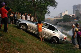 Hà Nội: Ô tô húc đổ lan can, bay xuống sông Tô Lịch