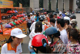 Dân Thủ đô ùn ùn đi đổi mũ bảo hiểm dỏm