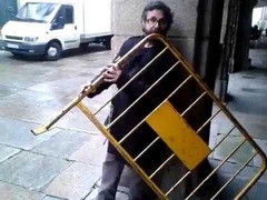 Thổi sáo 'có một không hai' với cái... hàng rào