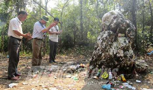 Kỳ cục chuyện xé tiền cúng tảng đá