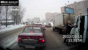 Va chạm trên đường, 2 tài xế bẻ gương 'ăn thua đủ'