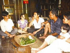 Giữa đại ngàn có làng sợ rượu