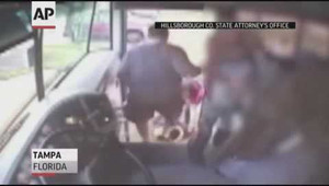 Clip: Nữ sinh bị tài xế xe buýt đạp khỏi xe