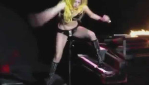 Khoảnh khắc xấu hổ của Lady Gaga trên sân khấu