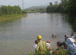 Chụp ảnh ở sông Hồng, nam sinh viên chết đuối