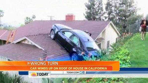 Clip: Mất lái, ôtô 'bay' lên mái nhà như phim hành động