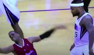Màn ăn vạ hài hước của cầu thủ bóng rổ