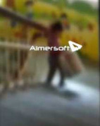 Bé 5 tuổi bưng bê cực nhọc ở trường mầm non