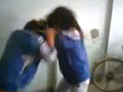 Nữ sinh lớp 11 đánh nhau như phim hành động chỉ là đùa?