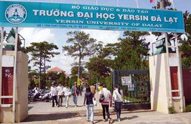 Nam sinh bị đâm chết trước cổng trường