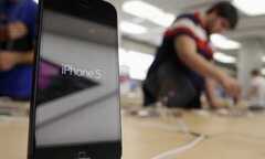 iPhone 5 có đáng mua hơn Galaxy S4?