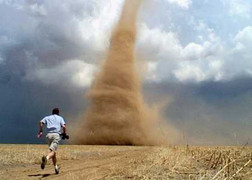 Đánh đu với tử thần, lao theo lốc xoáy để quay clip