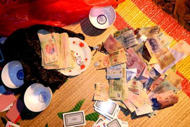 Bắt 4 cán bộ, đảng viên sát phạt bài bạc