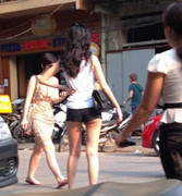 Phản cảm, kiểu ăn mặc 'hết chỗ đỡ' của thiếu nữ HN