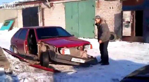 Cú đá 'hiểm hóc', ôtô lập tức nát bét