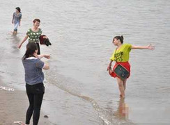 Hiểm họa từ chụp ảnh ở khu bãi đá sông Hồng