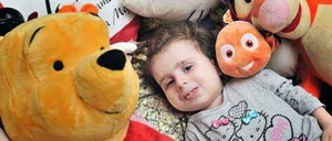 Một bé gái bỗng dưng biến thành tượng