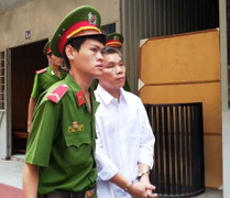 Bảo vệ chợ 'ôm' 200 triệu đồng chạy án cho bị cáo