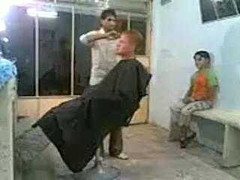 Clip: Thợ cắt tóc cáu tiết, tát khách bôm bốp